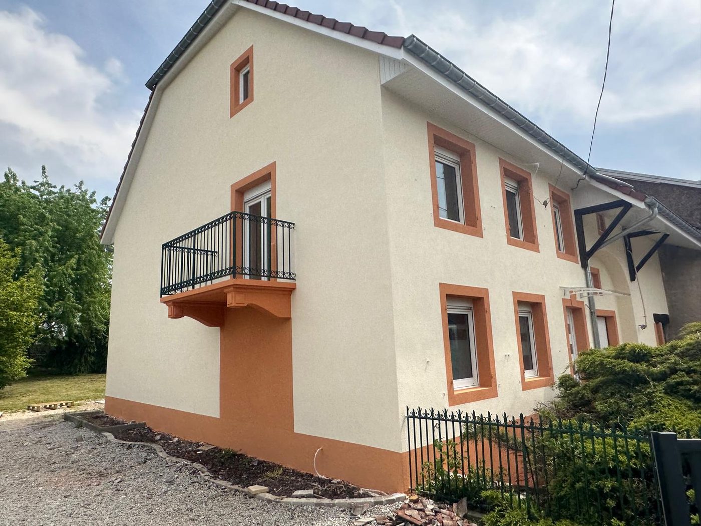 Autre face de la même maison après ravalement