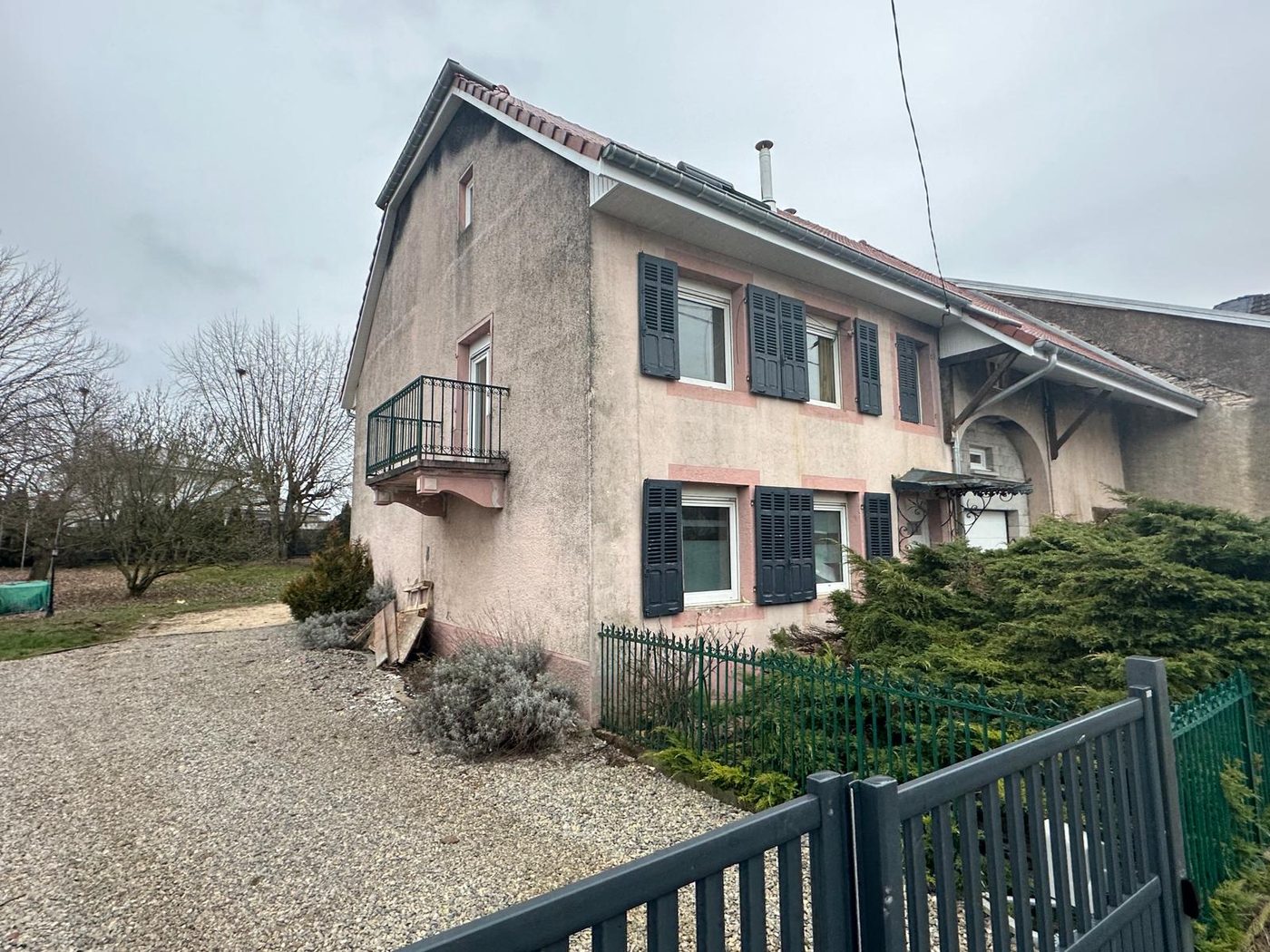 Autre face de la même maison avant travaux