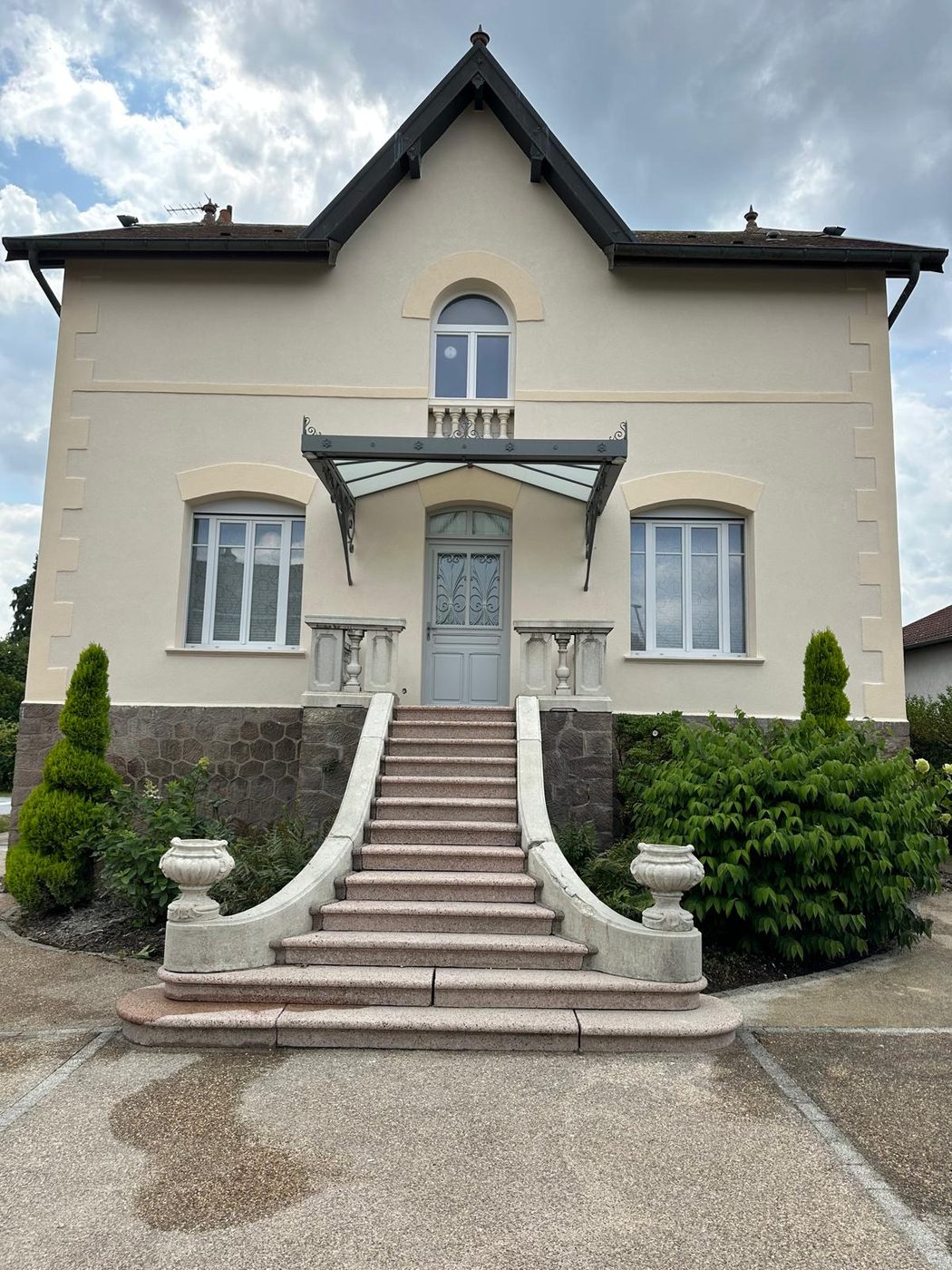 Maison de maître après rénovation de façade, enduit crème uniforme