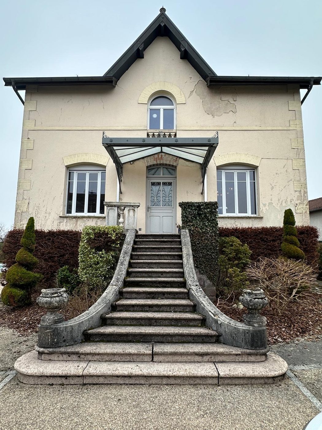 La même maison de maître avant travaux, enduit fissuré et cloqué