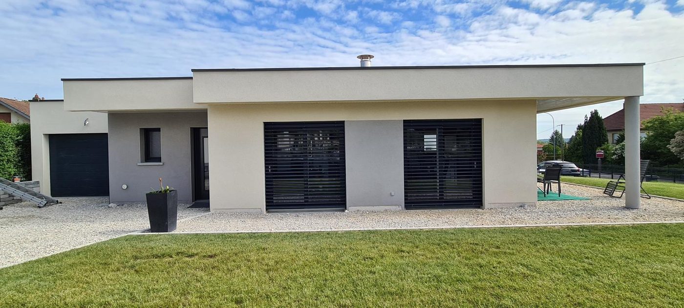 La même maison neuve après application d'un enduit monocouche beige