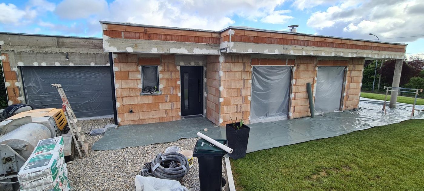 Maison neuve à toit plat en briques monomur, avant application de l'enduit