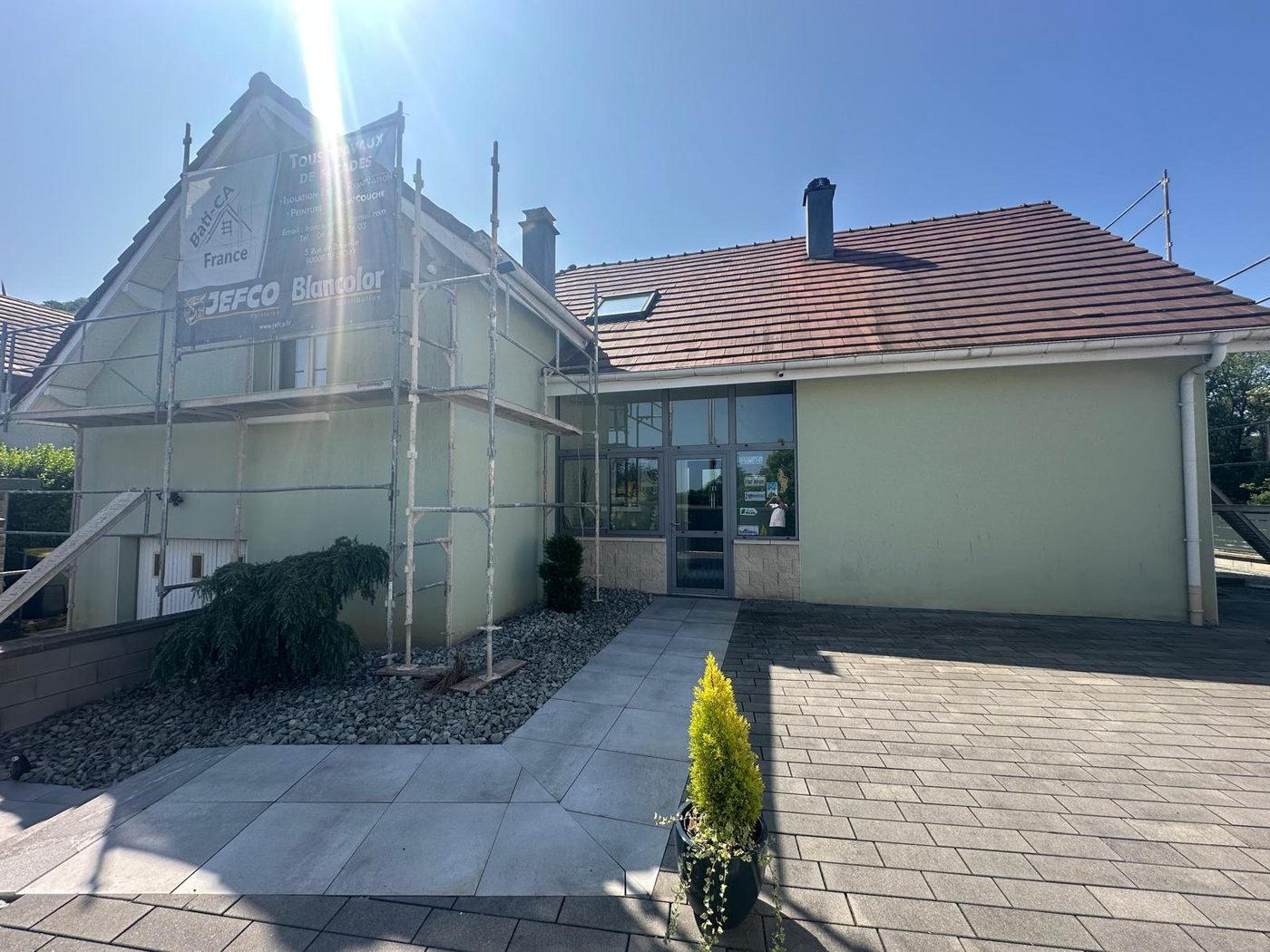 Maison en cours de travaux, échafaudage et banderole BATI-CA FRANCE