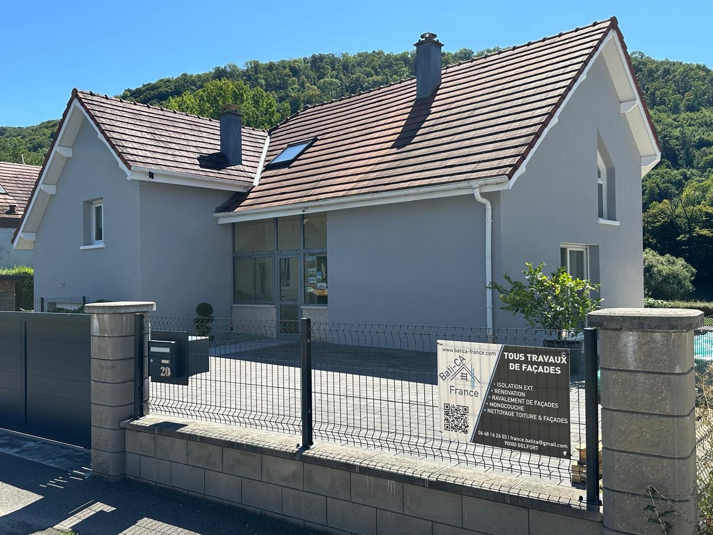 La même maison une fois les travaux terminés, façade gris clair