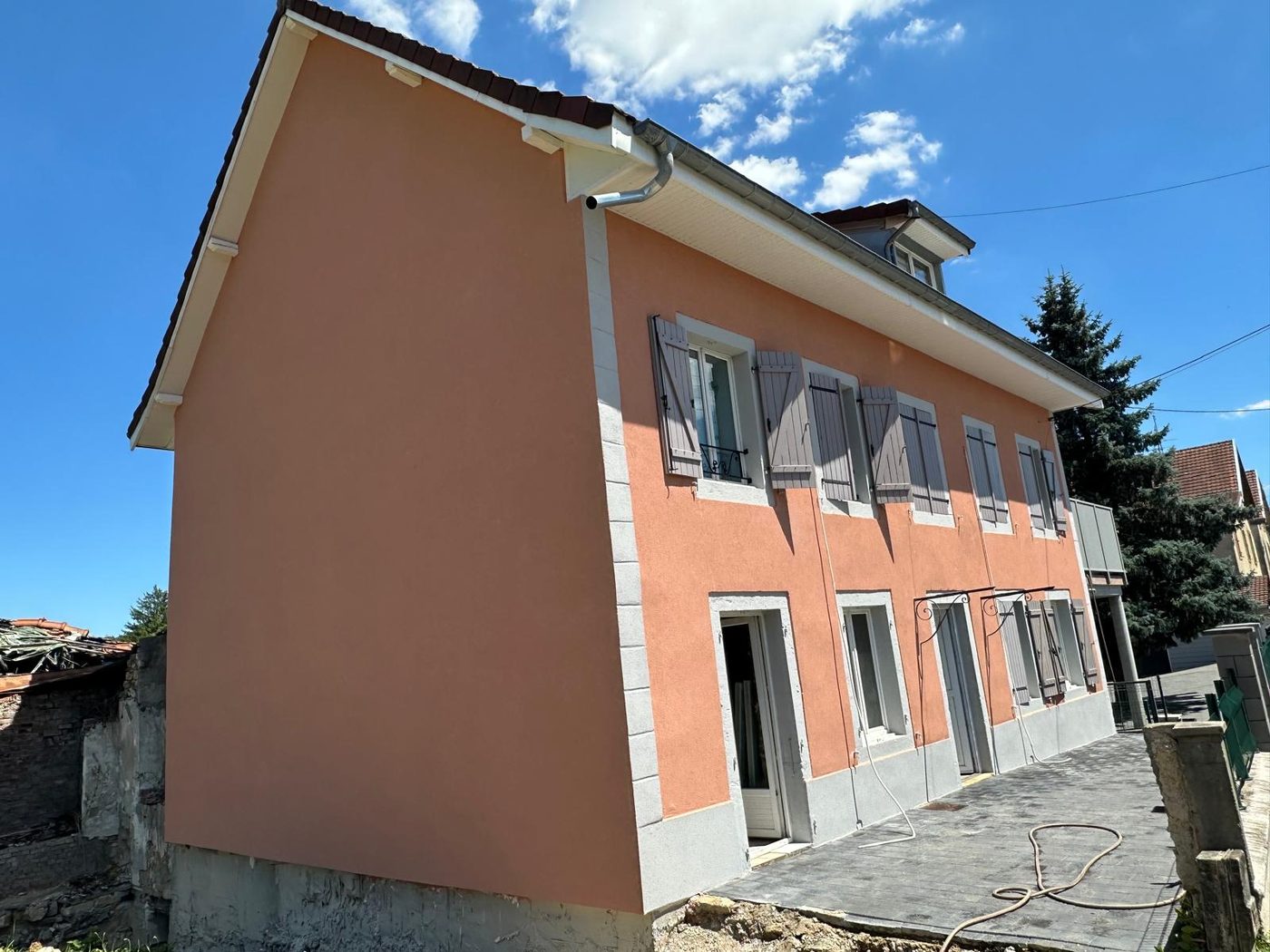 Le pignon terminé, vu d'angle avec la façade rénovée