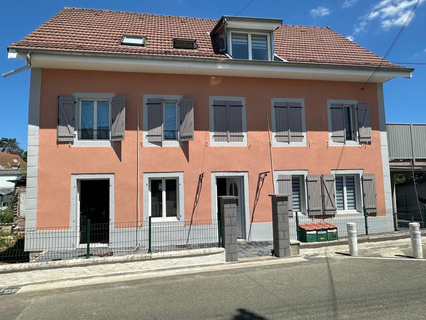 Grande maison ancienne rénovée par BATI-CA FRANCE, façade enduite en terracotta avec encadrements gris