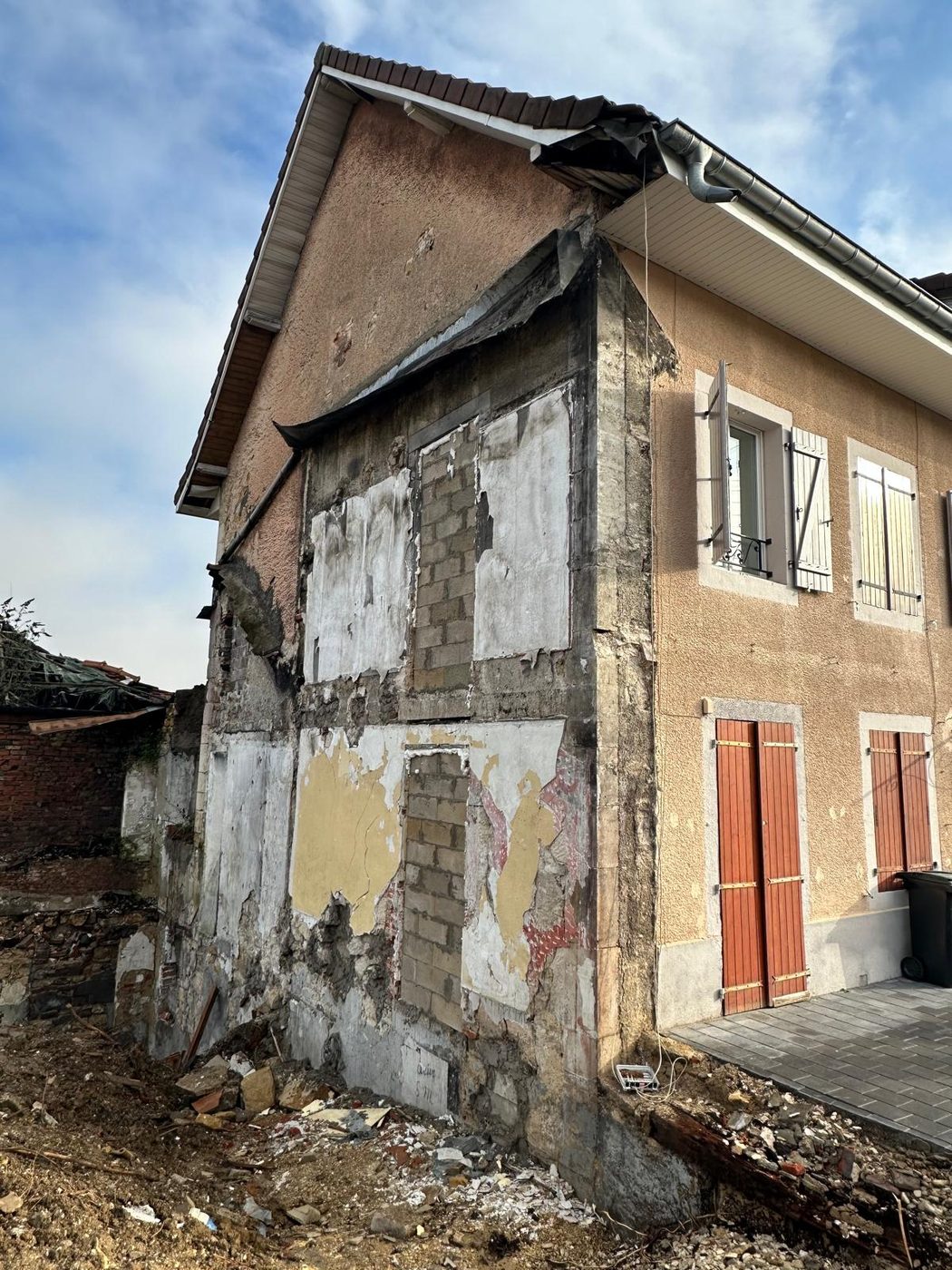 Pignon d'une grande maison ancienne entièrement décapé avant travaux