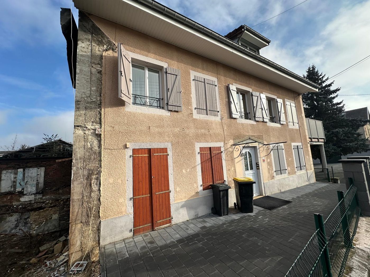 Façade sur cour de la même maison avant travaux, enduit beige encrassé