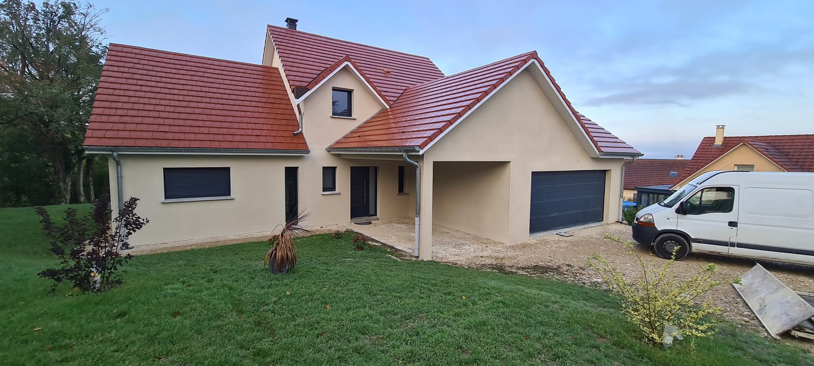 Maison neuve après application d'un enduit monocouche beige par BATI-CA FRANCE
