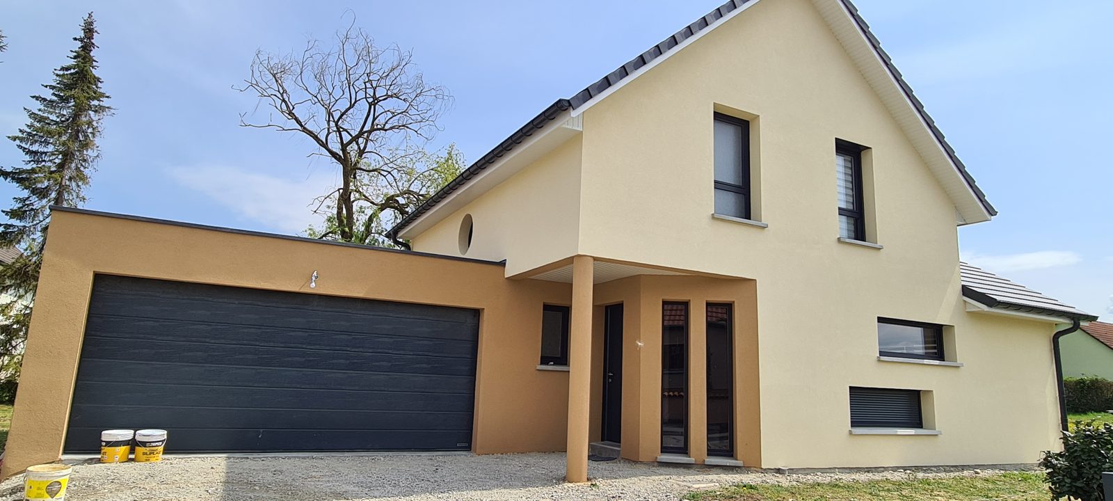 Maison neuve avec enduit de façade deux tons, crème et ocre