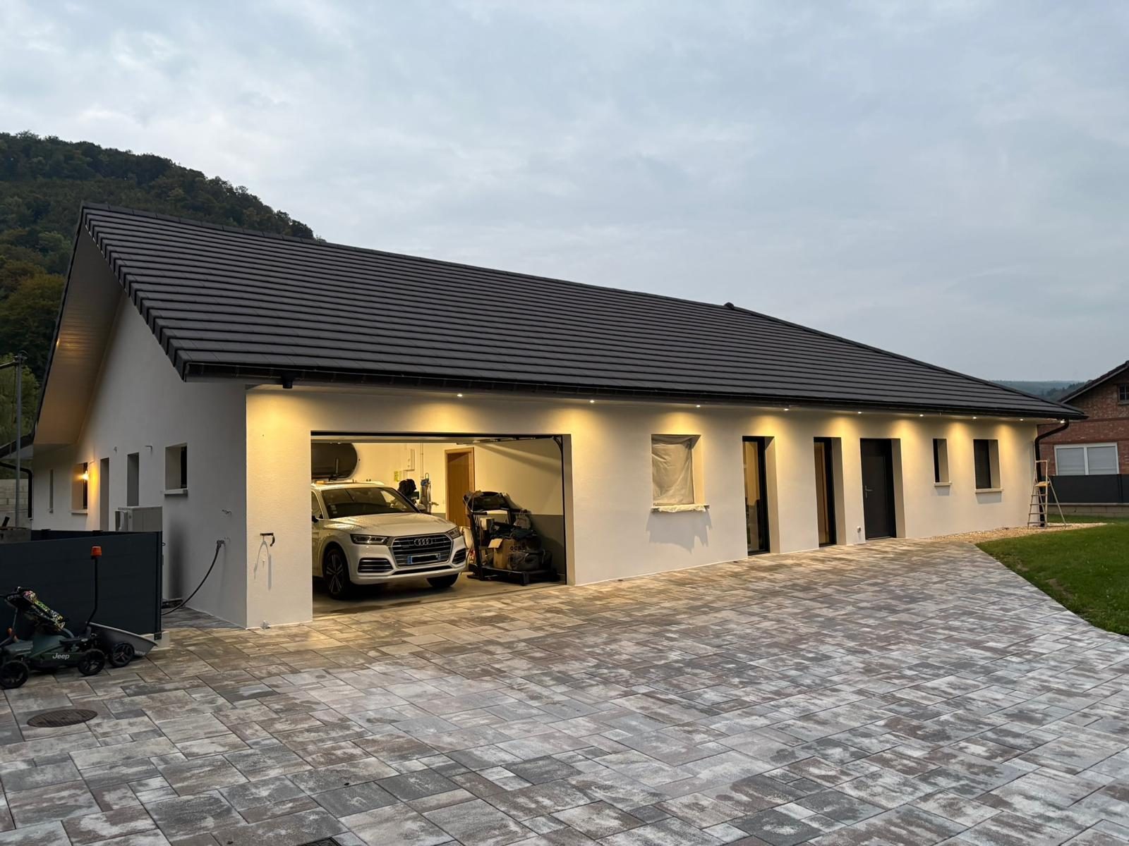 Maison de plain-pied avec façade enduite, réalisation BATI-CA FRANCE