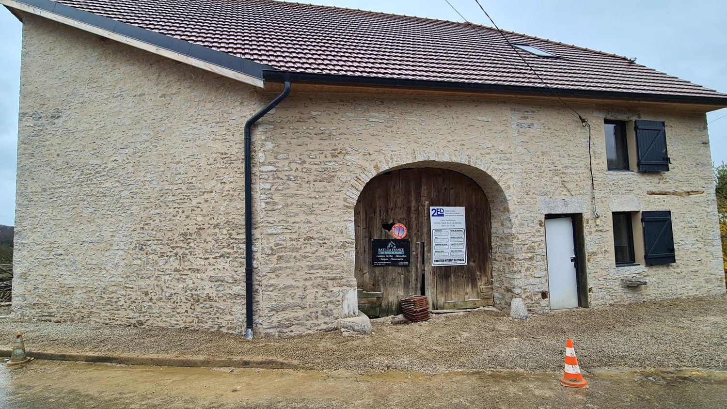 Grange en pierre après reprise complète des joints, pierre apparente autour du porche