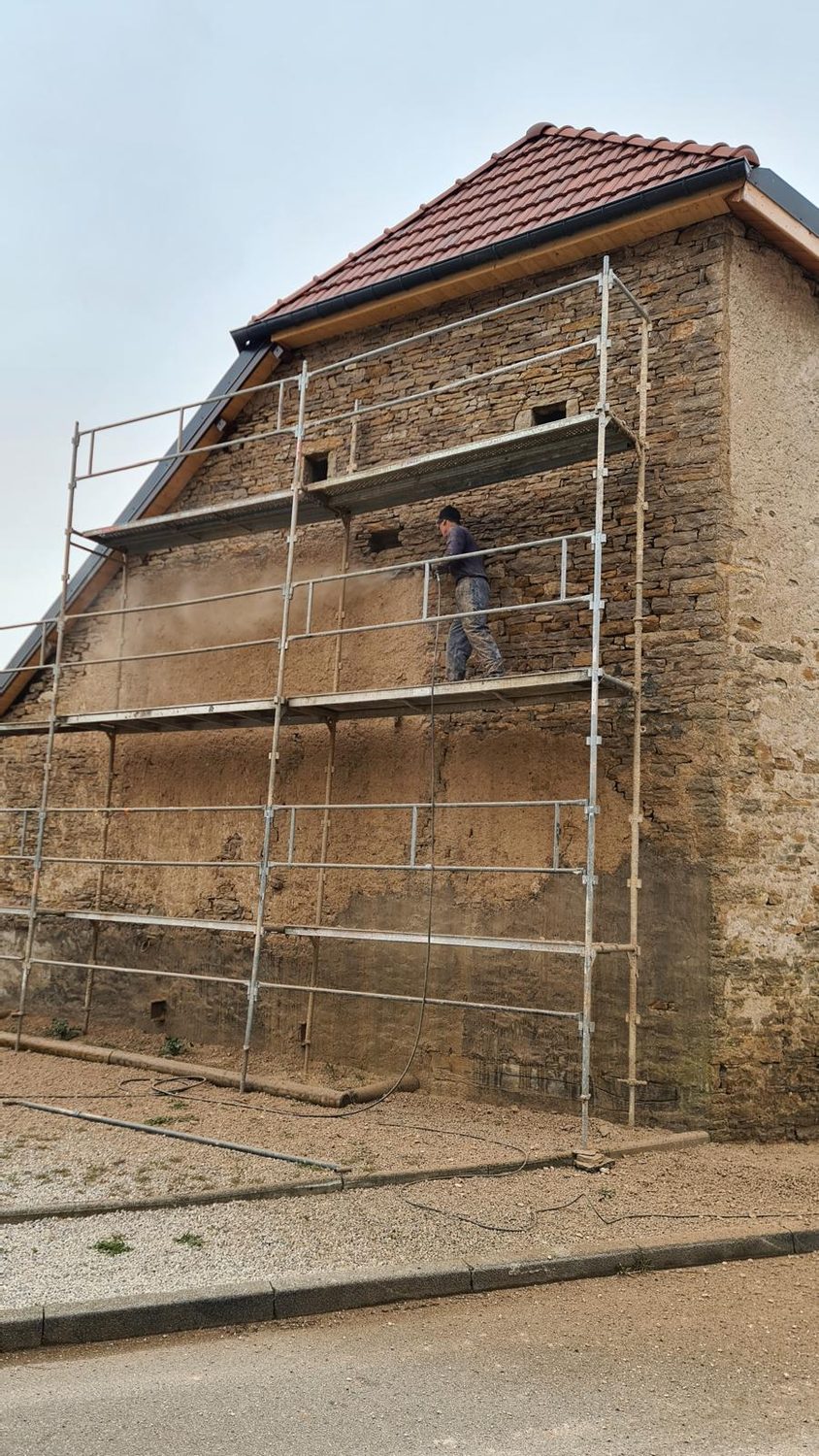 Décapage de la façade sous échafaudage, mise à nu de la pierre