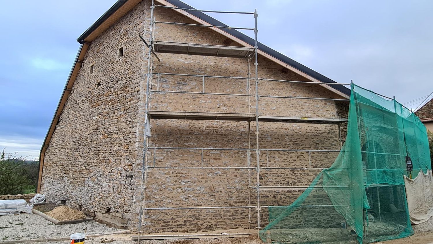 Reprise des joints de pierre en cours, détail de la façade